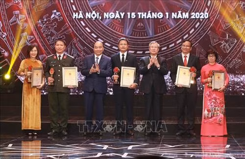 Thủ tướng Nguyễn Xuân Phúc và đồng chí Trần Quốc Vượng, Ủy viên Bộ Chính trị, Thường trực Ban Bí thư trao giải A cho tác giả, nhóm tác giả đạt giải. Ảnh: Doãn Tấn - TTXVN