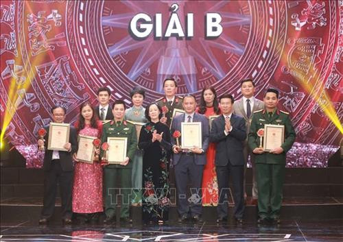 Trưởng Ban Dân vận Trung ương Trương Thị Mai và Trưởng Ban Tuyên giáo Trung ương Võ Văn Thưởng trao giải B cho tác giả, nhóm tác giả có tác phẩm đạt giải. Ảnh: Doãn Tấn - TTXVN Trưởng Ban Dân vận Trung ương Trương Thị Mai và Trưởng Ban Tuyên giáo Trung ương Võ Văn Thưởng trao giải B cho tác giả, nhóm tác giả có tác phẩm đạt giải. Ảnh: Doãn Tấn - TTXVN