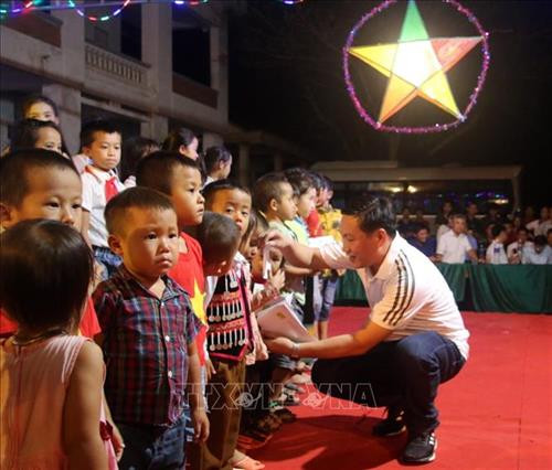 Nhà báo Xuân Sơn, đại diện Câu lạc bộ Liên quân báo chí Nghệ An tặng quà cho các em thiếu nhi xã Tam Hợp. Ảnh: TTXVN phát Nhà báo Xuân Sơn, đại diện Câu lạc bộ Liên quân báo chí Nghệ An tặng quà cho các em thiếu nhi xã Tam Hợp. Ảnh: TTXVN phát