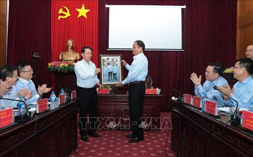 Đồng chí Nguyễn Đức Lợi, Ủy viên Trung ương Đảng, Tổng Giám đốc Thông tấn xã Việt Nam trao tặng bức ảnh cho tỉnh Bắc Kạn. Ảnh: Vũ Hoàng Giang – TTXVN Đồng chí Nguyễn Đức Lợi, Ủy viên Trung ương Đảng, Tổng Giám đốc Thông tấn xã Việt Nam trao tặng bức ảnh cho tỉnh Bắc Kạn. Ảnh: Vũ Hoàng Giang – TTXVN