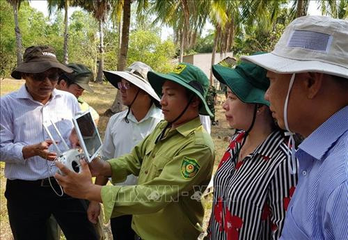 Đoàn công tác của tỉnh kiểm tra công tác chuẩn bị phòng, chống cháy rừng tại khu vực Núi Phú Cường, huyện Tịnh Biên qua hệ thống giám sát từ xa bằng máy bay không người lái. Ảnh: Công Mạo-TTXVN Đoàn công tác của tỉnh kiểm tra công tác chuẩn bị phòng, chống cháy rừng tại khu vực Núi Phú Cường, huyện Tịnh Biên qua hệ thống giám sát từ xa bằng máy bay không người lái. Ảnh: Công Mạo-TTXVN