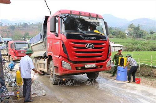 Lực lượng chức năng tại chốt kiểm dịch xã Thèn Sin phun thuốc tiêu độc khử trùng các phương tiện đi từ vùng có dịch ra ngoài. Ảnh: Quý Trung - TTXVN Lực lượng chức năng tại chốt kiểm dịch xã Thèn Sin phun thuốc tiêu độc khử trùng các phương tiện đi từ vùng có dịch ra ngoài. Ảnh: Quý Trung - TTXVN