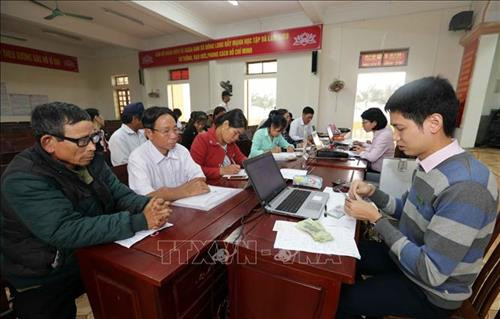Hộ nghèo vay vốn để đầu tư sản xuất. Ảnh :Trần Quốc Việt - TTXVN Hộ nghèo vay vốn để đầu tư sản xuất. Ảnh :Trần Quốc Việt - TTXVN