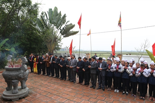 Các nhà thơ, người yêu thơ đến dâng hương tại Nhà thờ Ngô Phúc Vạn và nhà lưu niệm Xuân Diệu. Ảnh: Hoàng Ngà- TTXVN