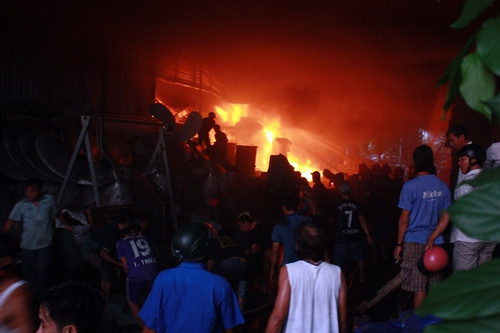 Vụ hỏa hoạn tại kho chứa mực khô ở số 296 đường Quang Trung, phường Vĩnh Quang, thành phố Rạch Giá (Kiên Giang) chiều 19/2/2016. Ảnh: Lê Sen- TTXVN Vụ hỏa hoạn tại kho chứa mực khô ở số 296 đường Quang Trung, phường Vĩnh Quang, thành phố Rạch Giá (Kiên Giang) chiều 19/2/2016. Ảnh: Lê Sen- TTXVN