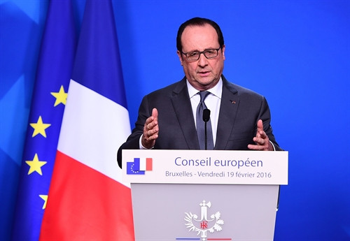 Tổng thống Pháp Francois Hollande phát biểu trong cuộc họp báo tại Hội nghị thượng đỉnh Liên minh châu Âu ở Brussels, Bỉ ngày 19/2. AFP/