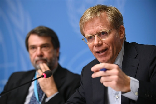 Giám đốc điều hành Bộ phận khẩn cấp về Y tế và Bùng phát dịch bệnh thuộc Tổ chức Y tế thế giới Bruce Aylward (phải) trong cuộc họp báo tại Geneva, Thụy Sĩ ngày 19/2. AFP/ TTXVN Giám đốc điều hành Bộ phận khẩn cấp về Y tế và Bùng phát dịch bệnh thuộc Tổ chức Y tế thế giới Bruce Aylward (phải) trong cuộc họp báo tại Geneva, Thụy Sĩ ngày 19/2. AFP/ TTXVN