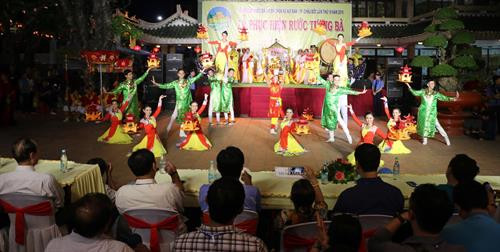 Tiết mục văn nghệ tại Lễ phục hiện rước tượng Bà từ bệ đá ngự trên đỉnh núi Sam về sân khấu ở Miếu Bà. Ảnh: Công Mạo-TTXVN