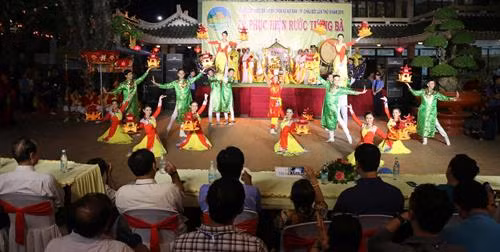 Tiết mục văn nghệ tại Lễ phục hiện rước tượng Bà từ bệ đá ngự trên đỉnh núi Sam về sân khấu ở Miếu Bà. Ảnh: Công Mạo-TTXVN