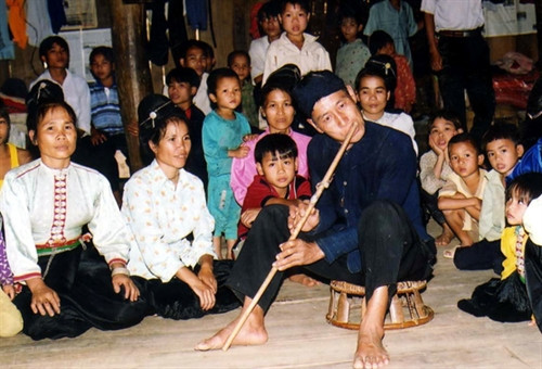 Nghệ nhân dân tộc La Ha ở xã Nặm Giôn, huyện Mường La, biểu diễn Pí Láo nọi - một loại sáo dọc làm bằng đoạn nứa có chiều dài 35-40 cm, đường kính 0,6cm, một đầu có mấu kín.