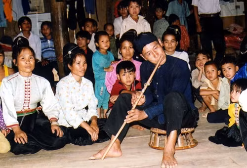 Nghệ nhân dân tộc La Ha ở xã Nặm Giôn, huyện Mường La, biểu diễn Pí Láo nọi - một loại sáo dọc làm bằng đoạn nứa có chiều dài 35-40 cm, đường kính 0,6cm, một đầu có mấu kín.