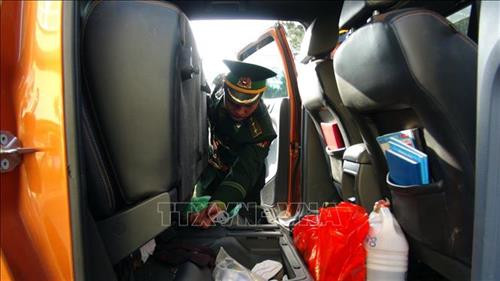 Lực lượng biên phòng cửa khẩu Lóng Sập kiểm tra phương tiện xuất, nhập cảnh. Ảnh: Hữu Quyết – TTXVN Lực lượng biên phòng cửa khẩu Lóng Sập kiểm tra phương tiện xuất, nhập cảnh. Ảnh: Hữu Quyết – TTXVN