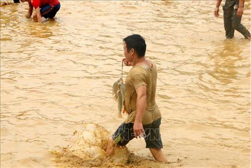 Thành quả tuyệt vời. Ảnh: Văn Tý-TTXVN Lễ hội thu hút hàng nghìn người tham gia không hạn chế về cả số lượng lẫn lứa tuổi, có cả trẻ em, thanh niên, phụ nữ, người già. Ảnh: Văn Tý-TTXVN Niềm vui khi dành được "chiến lợi phẩm". Ảnh: Văn Tý-TTXVN Thành quả tuyệt vời. Ảnh: Văn Tý-TTXVN Lễ hội thu hút hàng nghìn người tham gia không hạn chế về cả số lượng lẫn lứa tuổi, có cả trẻ em, thanh niên, phụ nữ, người già. Ảnh: Văn Tý-TTXVN Niềm vui khi dành được "chiến lợi phẩm". Ảnh: Văn Tý-TTXVN