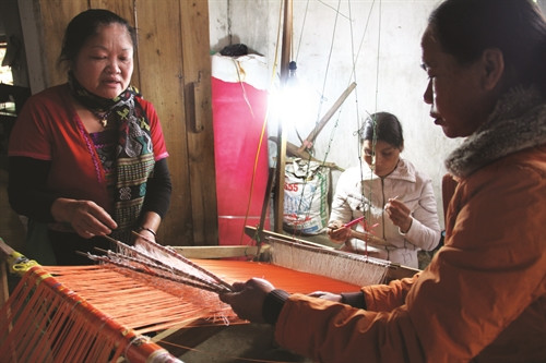 Bà Phương hướng dẫn thao tác dệt cho học viên