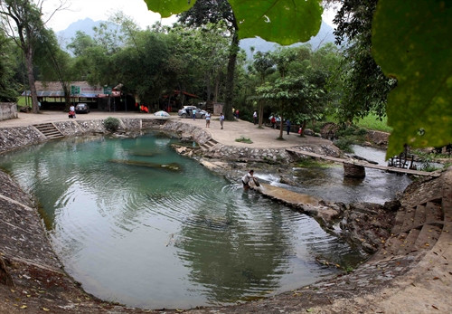 Suối nước Mọc có dòng nước trong vắt, ẩn mình giữa bốn bề cây cối. Suối nước Mọc có dòng nước trong vắt, ẩn mình giữa bốn bề cây cối.