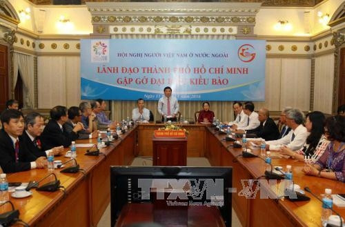 Chủ tịch UBND TP. Hồ Chí Minh Nguyễn Thành Phong phát biểu tại buổi gặp gỡ kiều bào. Ảnh: Thanh Vũ-TTXVN