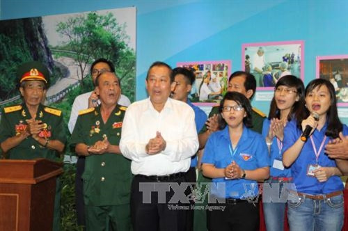 Phó Thủ tướng Thường trực Chính phủ Trương Hòa Bình và các cựu tù, đoàn viên thanh niên Bảo tàng cùng hát tại buổi họp mặt. Ảnh: Thanh Vũ-TTXVN