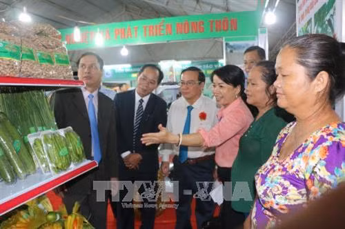 Đại biểu tham quan gian hàng trưng bày nông sản. Ảnh: Trần Thanh Bình - TTXVN