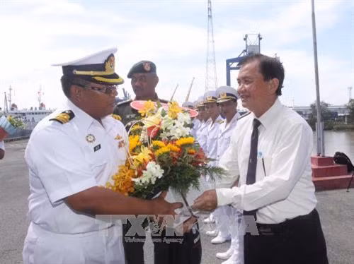 Đại diện lãnh đạo Thành phố Hồ Chí Minh tặng hoa chúc mừng sĩ quan, thủy thủ tàu Hải quân Hoàng gia Malaysia. Ảnh: Thanh Vũ-TTXVN Đại diện lãnh đạo Thành phố Hồ Chí Minh tặng hoa chúc mừng sĩ quan, thủy thủ tàu Hải quân Hoàng gia Malaysia. Ảnh: Thanh Vũ-TTXVN