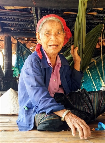 Cụ bà người Vân Kiều (bản Eo Bù-Chút Mút, xã Lâm Thủy, huyện Lệ Thủy (Quảng Bình) Cụ bà người Vân Kiều (bản Eo Bù-Chút Mút, xã Lâm Thủy, huyện Lệ Thủy (Quảng Bình)