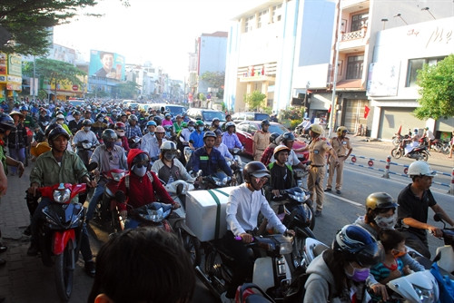 Cảnh ùn tắc giao thông tại nơi xảy ra tai nạn. Ảnh; Mạnh Linh- TTXVN Cảnh ùn tắc giao thông tại nơi xảy ra tai nạn. Ảnh; Mạnh Linh- TTXVN