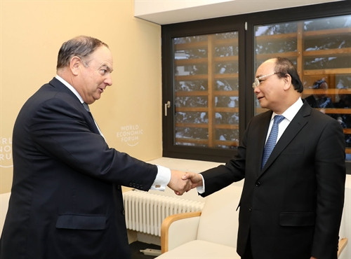 Tiếp tục chương trình tham dự Hội nghị thường niên lần thứ 47 Diễn đàn Kinh tế Thế giới tại Davos (Thụy Sĩ), chiều tối 19/1/2017, theo giờ địa phương (đêm cùng ngày, theo giờ Hà Nội), Thủ tướng Nguyễn Xuân Phúc gặp Chủ tịch Tập đoàn Tài chính Prudential, ông Paul Manduca. Ảnh: Thống Nhất – TTXVN