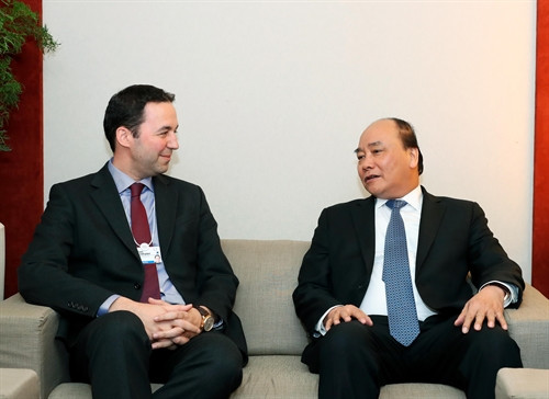 Tiếp tục chương trình tham dự Hội nghị thường niên lần thứ 47 Diễn đàn Kinh tế Thế giới tại Davos (Thụy Sĩ), chiều tối 19/1/2017, theo giờ địa phương (rạng sáng 20/1, theo giờ Hà Nội), Thủ tướng Nguyễn Xuân Phúc gặp Chủ tịch Công ty Bảo hiểm Swiss Re, ông Christian Mumenthaler. Ảnh: Thống Nhất – TTXVN