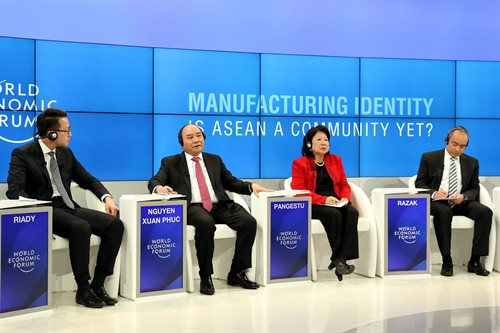 Trong khuôn khổ Hội nghị Diễn đàn Kinh tế Thế giới (WEF), chiều 20/1/2017 (theo giờ địa phương), tại Davos, Liên bang Thụy Sỹ, Thủ tướng Nguyễn Xuân Phúc dự và phát biểu tại phiên toàn thể với chủ đề “Bản sắc ngành chế tạo: ASEAN đã trở thành một cộng đồng hay chưa?”. Ảnh: Thống Nhất-TTXVN