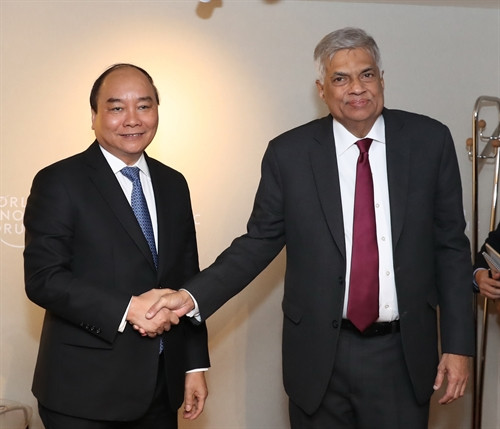 Tiếp tục chương trình tham dự Hội nghị thường niên lần thứ 47 Diễn đàn Kinh tế Thế giới tại Davos (Thụy Sĩ), chiều 19/1/2017, theo giờ địa phương (tối cùng ngày, theo giờ Hà Nội), Thủ tướng Nguyễn Xuân Phúc gặp Thủ tướng Sri Lanka Ranil Wickremesinghe. Ảnh: Thống Nhất – TTXVN