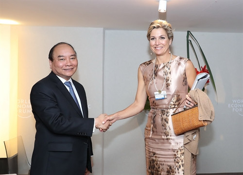 Tiếp tục chương trình tham dự Hội nghị thường niên lần thứ 47 Diễn đàn Kinh tế Thế giới tại Davos (Thụy Sĩ), chiều 19/1/2017, theo giờ địa phương (tối cùng ngày, theo giờ Hà Nội), Thủ tướng Nguyễn Xuân Phúc gặp Hoàng hậu Vương quốc Hà Lan Maxima. Ảnh: Thống Nhất – TTXVN