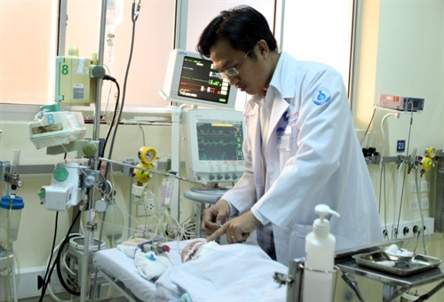 Bác sĩ Bệnh viện Nhi Đồng 1 thành phố Hồ Chí Minh thăm khám cho bệnh nhi. Ảnh: Phương Vy-TTXVN. Bác sĩ Bệnh viện Nhi Đồng 1 thành phố Hồ Chí Minh thăm khám cho bệnh nhi. Ảnh: Phương Vy-TTXVN.