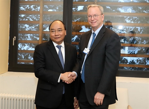 Tiếp tục chương trình tham dự Hội nghị thường niên lần thứ 47 Diễn đàn Kinh tế Thế giới tại Davos (Thụy Sĩ), chiều 19/1/2017, theo giờ địa phương (tối cùng ngày, theo giờ Hà Nội), Thủ tướng Nguyễn Xuân Phúc gặp lãnh đạo Tập đoàn Alphabet, ông Eric Schmidt. Ảnh: Thống Nhất – TTXVN