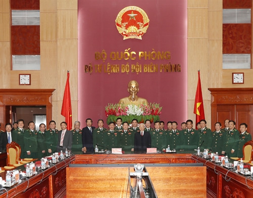 Tổng Bí thư Nguyễn Phú Trọng và các đại biểu chụp ảnh chung với với Đảng uỷ Bộ Tư lệnh Bộ đội biên phòng. Ảnh: Trí Dũng – TTXVN