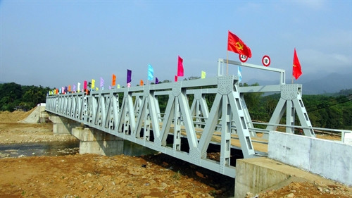 Cây cầu sắt mới khánh thành đem lại niềm vui cho bà con ở xã Trà Cót .