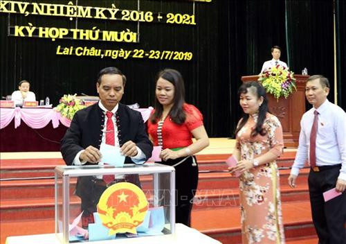 Đại biểu HĐND tỉnh Lai Châu bỏ phiếu bầu chức danh Phó Chủ tịch và Ủy viên UBND tỉnh Lai Châu. Ảnh: Quý Trung – TTXVN Đại biểu HĐND tỉnh Lai Châu bỏ phiếu bầu chức danh Phó Chủ tịch và Ủy viên UBND tỉnh Lai Châu. Ảnh: Quý Trung – TTXVN