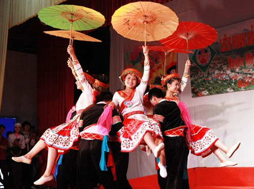 Tiết mục Múa ô do đội văn nghệ xã Tân Lập, huyện Mộc Châu biểu diễn