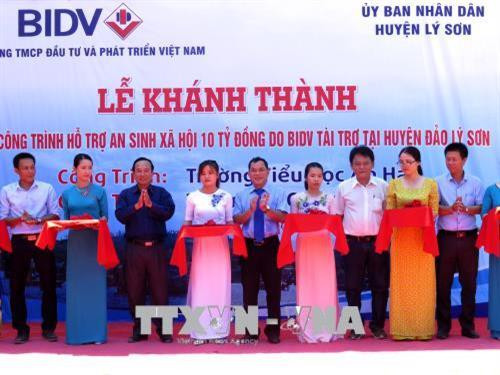 Nghi thức cắt băng khánh thành cụm công trình. Ảnh: Phước Ngọc - TTXVN Nghi thức cắt băng khánh thành cụm công trình. Ảnh: Phước Ngọc - TTXVN