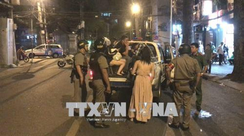 Nhiều khách, tiếp viên nhà hàng bị Công an đưa về trụ sở làm việc Ảnh: Thành Chung - TTXVN