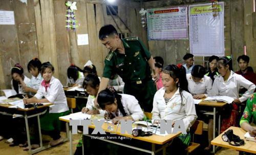 Thiếu úy Vàng Lao Lừ dạy chữ cho các em. Ảnh: Nguyễn Hồng Cường - TTXVN Thiếu úy Vàng Lao Lừ dạy chữ cho các em. Ảnh: Nguyễn Hồng Cường - TTXVN