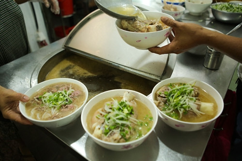 Nước dùng nóng hổi, thoang thoảng hương vị của bún bò Huế. Nước dùng nóng hổi, thoang thoảng hương vị của bún bò Huế.