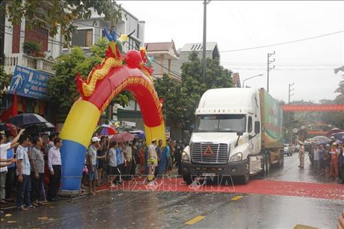 Xe ô tô chở 60 tấn nhãn Sơn La khởi hành, xuất khẩu lô hàng sang thị trường Mỹ, Trung Quốc năm 2019. Ảnh: Quang Quyết - TTXVN Xe ô tô chở 60 tấn nhãn Sơn La khởi hành, xuất khẩu lô hàng sang thị trường Mỹ, Trung Quốc năm 2019. Ảnh: Quang Quyết - TTXVN