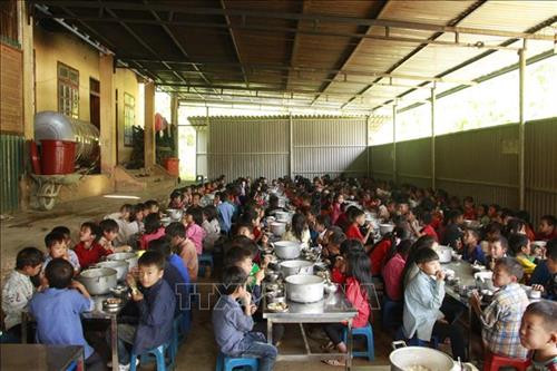 Giờ ăn trưa của học sinh bán trú trường Tiểu học và THCS Long Hẹ, huyện vùng cao Thuận Châu, tỉnh Sơn La. Ảnh: Hữu Quyết - TTXVN Giờ ăn trưa của học sinh bán trú trường Tiểu học và THCS Long Hẹ, huyện vùng cao Thuận Châu, tỉnh Sơn La. Ảnh: Hữu Quyết - TTXVN
