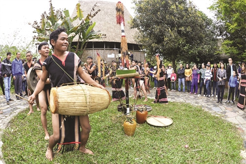 Mọi người cùng nhau nhảy múa ăn mừng quanh cây nêu