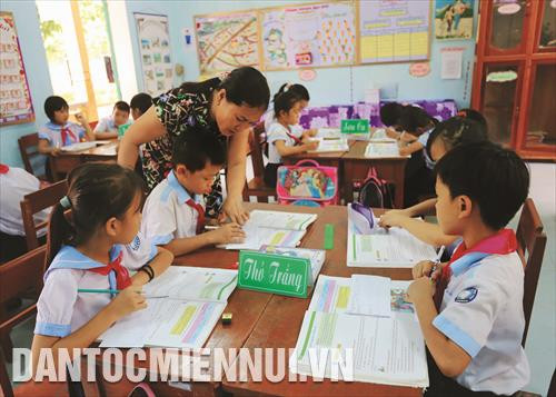 Một thời gian dài, trong trường học, người Cơ-tu, Pa-kô, Tà-ôi không được dạy tiếng nói cũng như chữ viết của dân tộc mình