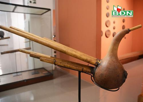 Ðing Năm, nhạc cụ luôn gắn liền với những điệu hát Ayray trìu lắng của dân tộc Ê đê Ðing Năm, nhạc cụ luôn gắn liền với những điệu hát Ayray trìu lắng của dân tộc Ê đê