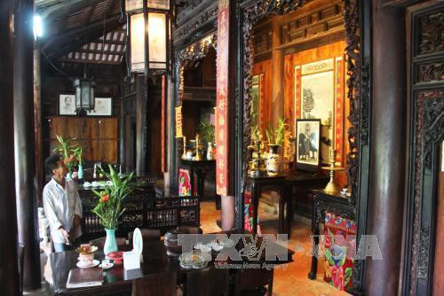 "Nhà trăm cột" ở Long An có kết cấu theo theo kiểu xuyên trính hay còn gọi là kiểu nhà rường, một kiểu kiến trúc vững chắc mang đậm phong cách Huế xưa. Ảnh: Trường Giang - TTXVN "Nhà trăm cột" ở Long An có kết cấu theo theo kiểu xuyên trính hay còn gọi là kiểu nhà rường, một kiểu kiến trúc vững chắc mang đậm phong cách Huế xưa. Ảnh: Trường Giang - TTXVN