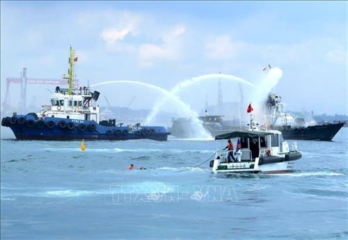 Quảng Ngãi: Diễn tập phối hợp tìm kiếm cứu nạn hàng hải trong vùng nước cảng biển. Ảnh : Lê Phước Như Ngọc