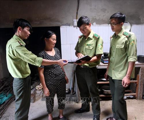 Lực lượng Kiểm lâm Khu Bảo tồn thiên nhiên Kim Hỷ tuyên truyền luật bảo vệ rừng cho người dân. Ảnh: Đức Hiếu - TTXVN Lực lượng Kiểm lâm Khu Bảo tồn thiên nhiên Kim Hỷ tuyên truyền luật bảo vệ rừng cho người dân. Ảnh: Đức Hiếu - TTXVN
