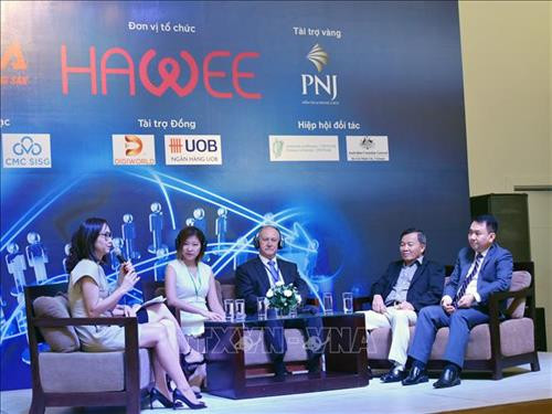 Các chuyên gia chia sẻ kinh nghiệm ứng dụng công nghiệp 4.0 vào hoạt động doanh nghiệp. Ảnh: Mỹ Phương - TTXVN Các chuyên gia chia sẻ kinh nghiệm ứng dụng công nghiệp 4.0 vào hoạt động doanh nghiệp. Ảnh: Mỹ Phương - TTXVN