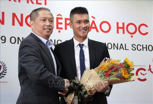Đại diện Tập đoàn giáo dục Nguyễn Hoàng chúc mừng cựu cầu thủ quốc gia Lê Công Vinh trở thành Chủ tịch quản lý bộ môn bóng đá của tập đoàn. Ảnh: Xuân Dự - TTXVN Đại diện Tập đoàn giáo dục Nguyễn Hoàng chúc mừng cựu cầu thủ quốc gia Lê Công Vinh trở thành Chủ tịch quản lý bộ môn bóng đá của tập đoàn. Ảnh: Xuân Dự - TTXVN